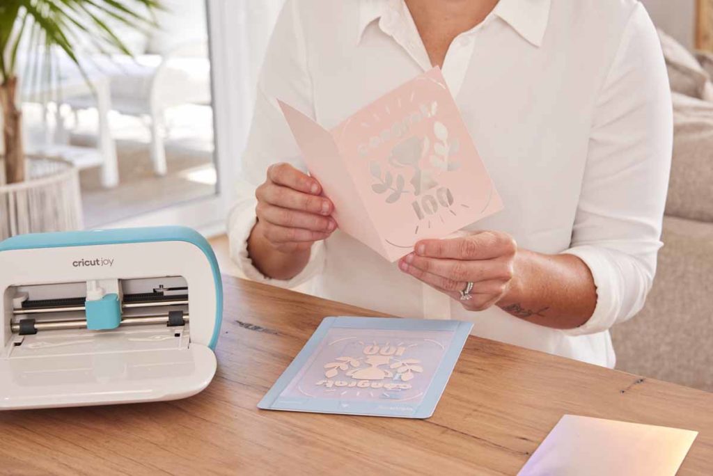 Alyssa Healy using Cricut Joy for personalised greeting cards